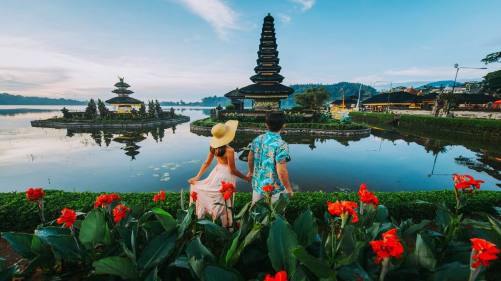 Couple,Spending,Time,At,The,Ulun,Datu,Bratan,Temple,In